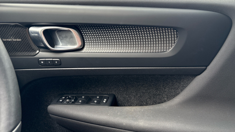 Volvo XC40 2.0 B4P Ultimate Dark 5dr Auto Petrol Estate